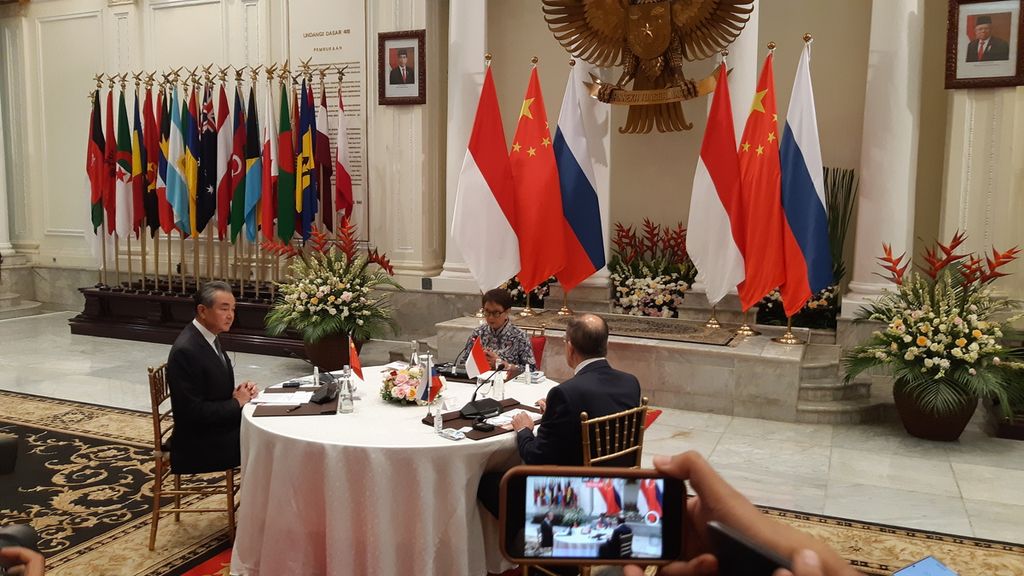 Ketua Komite Urusan Internasional Partai Komunis China Wang Yi, Menteri Luar Negeri Retno LP Marsudi, dan Menlu Rusia Sergey Lavrov (kiri ke kanan) bersiap memulai pembicaraan trilateral di Jakarta, Rabu (12/7/2023). Kegiatan dilaksanakan di sela-sela rangkaian Pertemuan Ke-56 Para Menlu ASEAN.