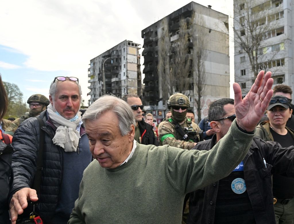 Sekretaris Jenderal Perserikatan Bangsa-Bangsa Antonio Guterres, Kamis (28/4/2022), mengunjungi Borodianka, tidak jauh dari Ibu Kota Ukraina, Kiev, dan melihat kehancuran gedung dan rumah warga akibat serangan rudal serta artileri berat militer Rusia. 