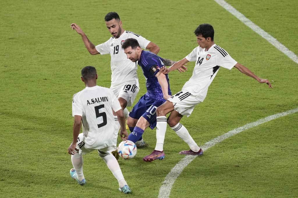Penyerang andalan Argentina Lionel Messi beraksi melewati tiga pemain Uni Emirat Arab dalam laga uji coba di Stadion Mohammad Bin Zayed, Abu Dhabi, pada Rabu (16/11/2022). Argentina menang telak 5-0. Messi menyumbang 1 gol dan 1 asis.