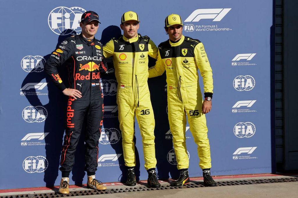 Pebalap Red Bull Max Verstappen (kiri), pebalap Ferrari Charles Leclerc (tengah), dan pebalap Ferrari Carlos Sainz Jr berpose seusai sesi kualifikasi Grand Prix Formula 1 seri Italia di Sirkuit Monza, Sabtu (10/9/2022). 