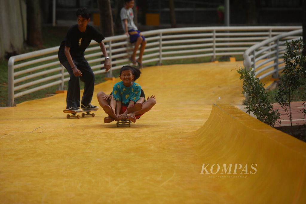 Anak-anak bermain di area permainan papan seluncur di Taman Puring, Kebayoran Baru, Jakarta Selatan, Kamis (30/1/2020). Keberadaan taman kota, selain sebagai ruang interaksi sosial bagi warga, juga berfungsi sebagai paru-paru kota.