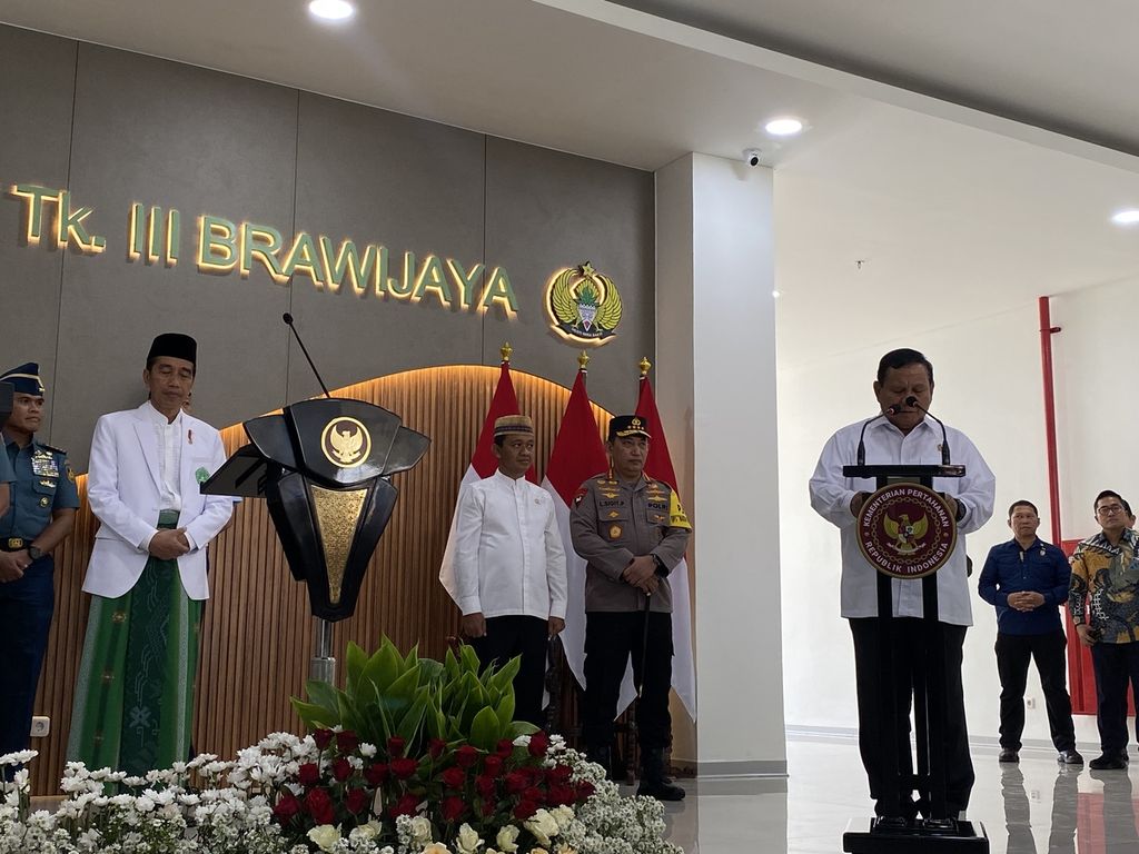 Menteri Pertahanan Prabowo Subianto (kanan) bersama Presiden Joko Widodo (kiri) meresmikan Rumah Sakit Tingkat III Brawijaya, Surabaya, Jawa Timur, Minggu (22/10/2023).