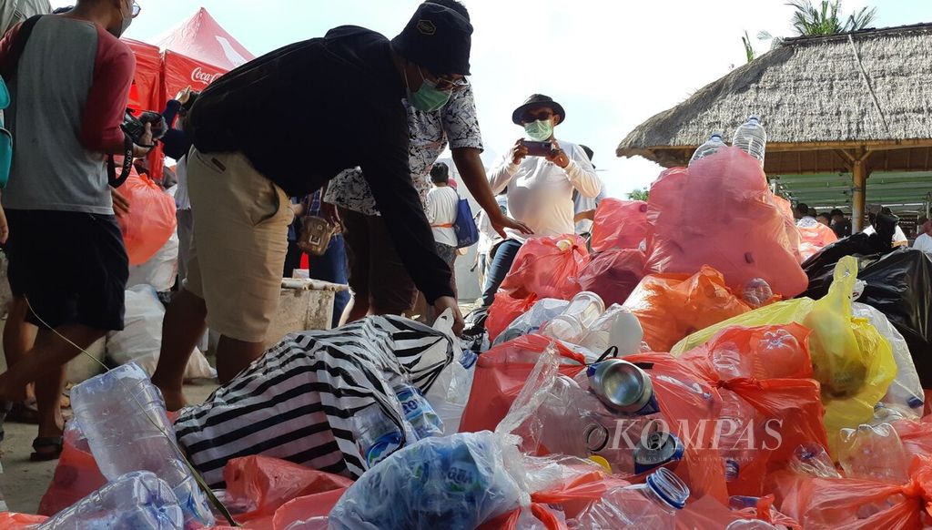 Tumpukan sampah yang sudah dipilah yang ditukarkan warga serangkaian acara Gerakan Inovasi Langsung Aksi Tuntaskan Sampah (Gilas Sampah) di Pantai Jerman, Kuta, Kabupaten Badung, Bali, Minggu (17/4/2022).
