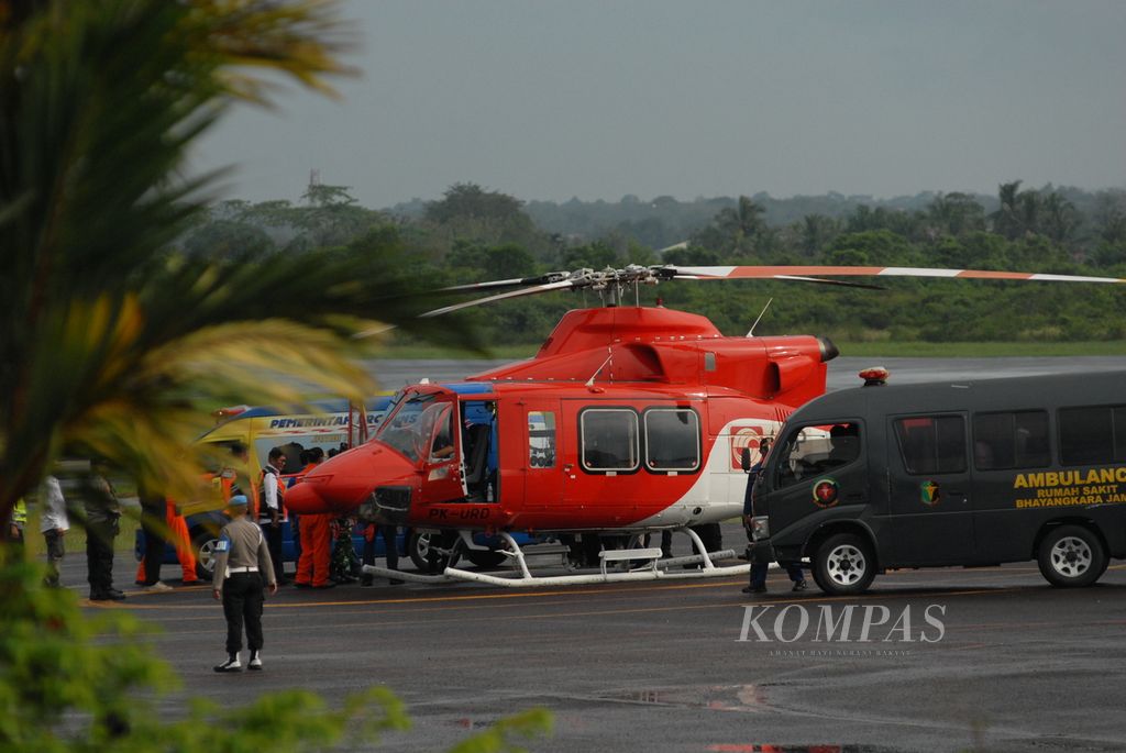 Tim evakuasi tiba di Bandara Sultan Thaha Jambi, Selasa (21/2/2023), membawa para korban insiden heli di Desa Tamiai, Kerinci. Delapan korban, termasuk Kepala Polda Inspektur Jenderal Rusdi Hartono, kini dalam perawatan di rumah sakit.