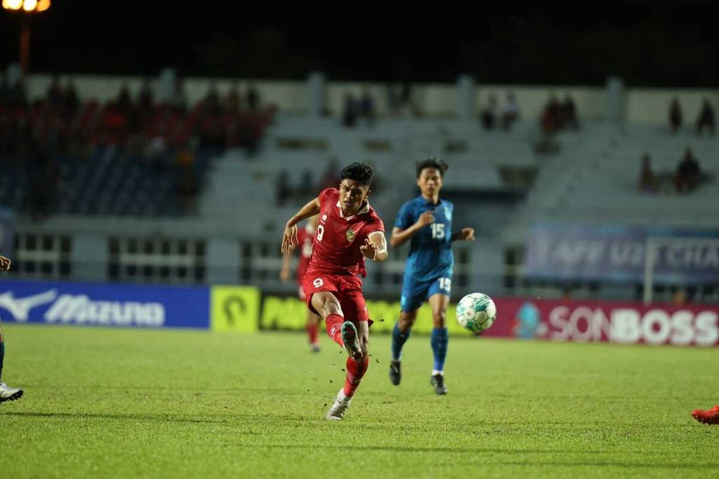 Pemain Indonesia, Ramadhan Sananta (kiri), menendang keras bola ke gawang Thailand pada semifinal Piala AFF U-23 2023 di Stadion Rayong, Rayong, Thailand, Kamis (24/8/2023) malam. Indonesia menang, 3-1, dan akan bertemu Vietnam di babak final.