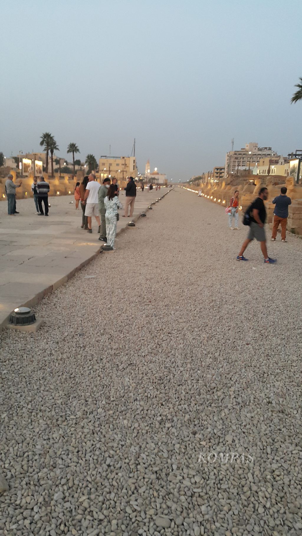 Pemandangan jalan Sphinx yang menghubungkan kuil Luxor dan kuil Karnak pada Sabtu (5/3/2022). Jalan Sphinx yang memiliki panjang sekitar 2,7 km dan lebar sekitar 76 m, baru diresmikan oleh Presiden Mesir, Abdel Fattah ElSisi pada Akhir November 2021. jalan Sphinx yang berusia 3400 tahun dan kini terbuka untuk publik. 