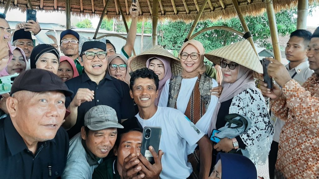 Calon wakil presiden nomor urut 1, Muhaimin Iskandar berfoto bersama dengan para petani di Daipong Betutu Tepi Sawah, Rogojampi, Banyuwangi, Jawa Timur, Kamis (28/12/2023). 