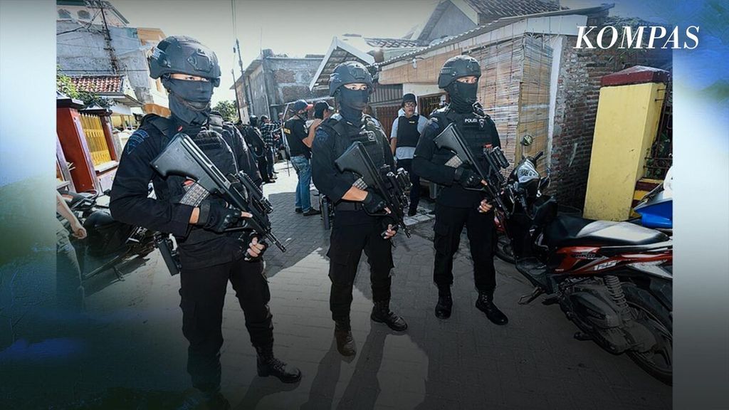 Densus 88 tangkap empat terduga teroris terafiliasi JI di Lampung.