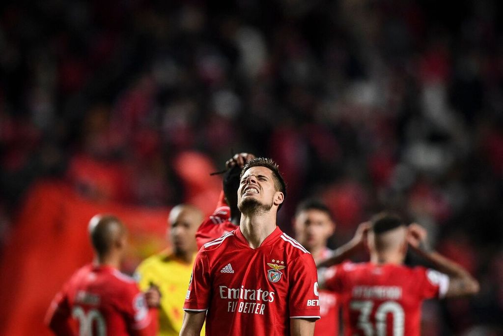 Reaksi pemain Benfica, Julian Weigl, setelah berakhirnya pertandingan pertama babak perempat final Liga Champions Eropa antara Benfica dan Liverpool di Stadion Da Luz, Lisabon, Portugal, Rabu (6/4/2022) dini hari WIB. Benfica takluk 1-3 dari tamunya, Liverpool. 