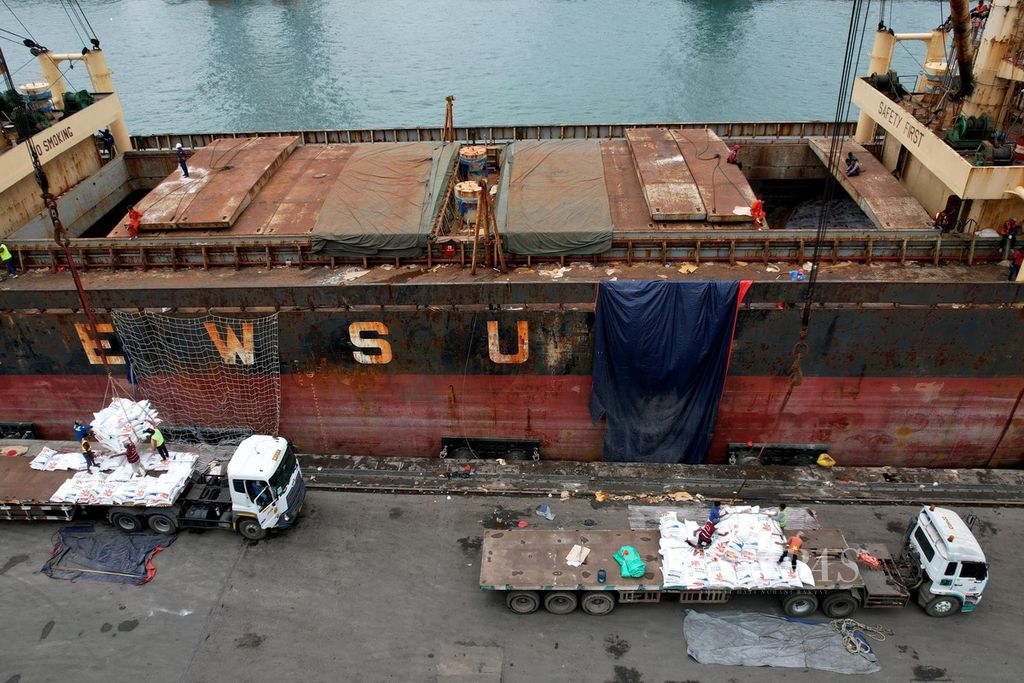 Buruh membongkar beras yang didatangkan dari Vietnam dengan menggunakan kapal barang Newsun Blue di Pelabuhan Tanjung Priok, Jakarta Utara, Kamis (2/2/2023).