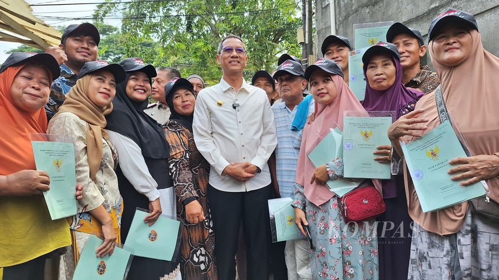 Warga penerima sertifikat tanah di Kelurahan Pegangsaan Dua, Kecamatan Kelapa Gading, Jakarta Utara, Senin (5/2/2024).