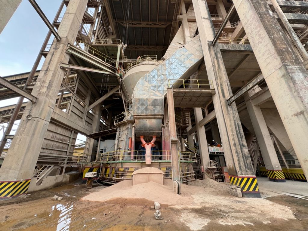 Kondisi <i>raw mill</i> di Pabrik Indarung V, PT Semen Padang, Kota Padang, Sumatera Barat, setelah ledakan tabung gas nitrogen, Selasa (20/2/2024). 