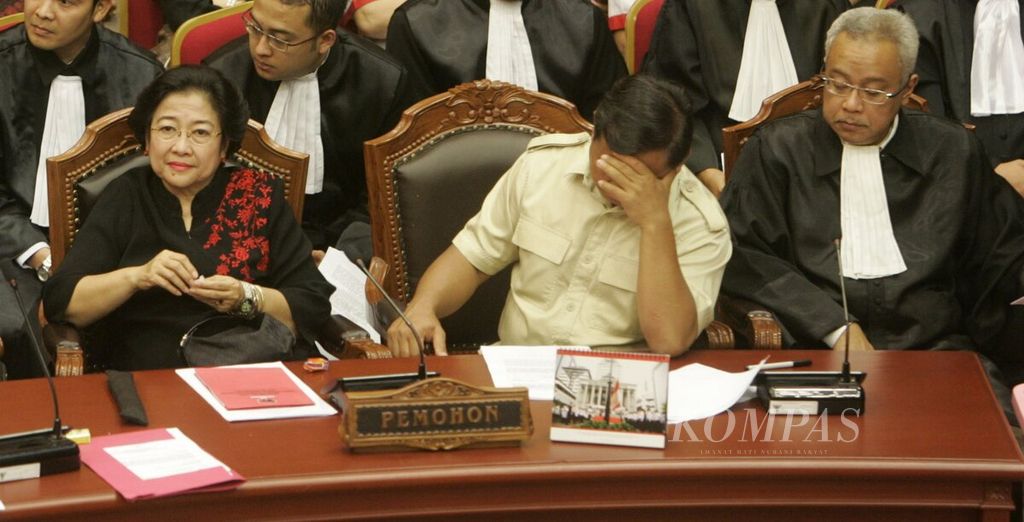 Calon presiden dan calon wakil presiden Megawati Soekarnoputri dan Prabowo Subianto hadir dalam sidang perdana gugatan pemilu presiden di Mahkamah Konstitusi, Jakarta, pada 4 Agustus 2009. 