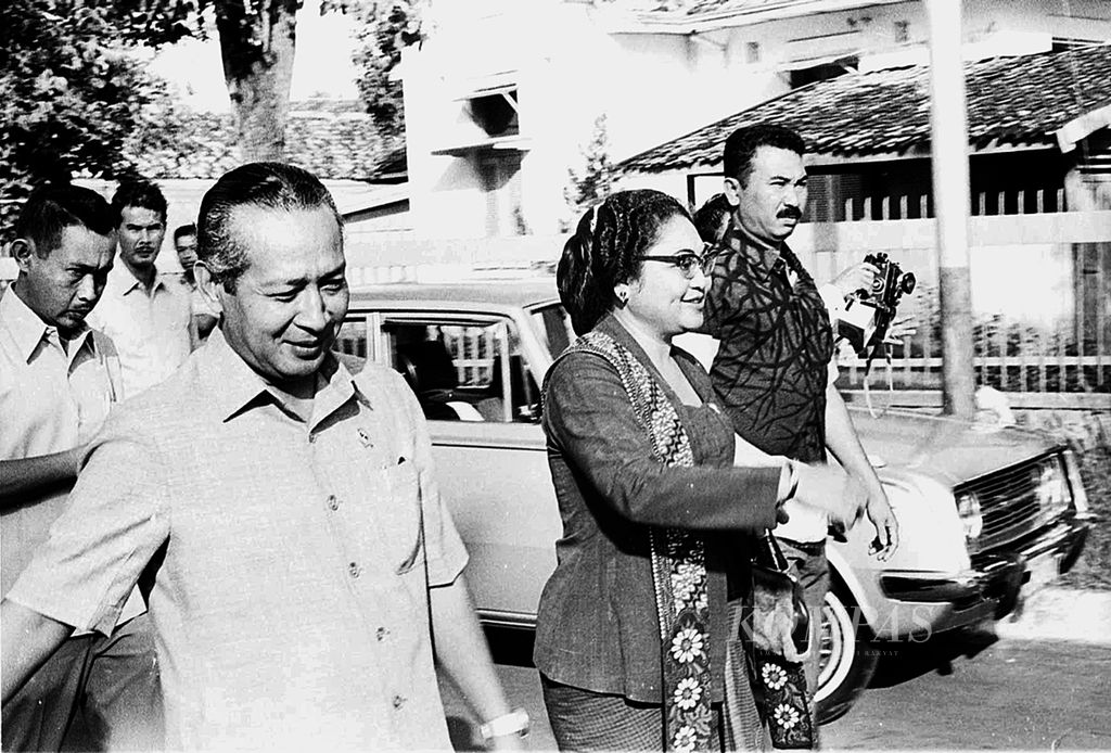 Presiden Soeharto dan Ibu Tien menuju tempat pemungutan suara pada Pemilu 1971, 5 Juli 1971. Kompas/Pat Hendranto (PH)