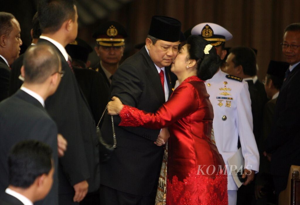 Presiden Susilo Bambang Yudhoyono mendapat ucapan selamat dari Ibu Ani Yudhoyono seusai pelantikan Presiden dan Wapres periode tahun 2009-2014 pada Sidang Paripurna MPR di gedung DPR/MPR, Jakarta, Selasa (20/10).