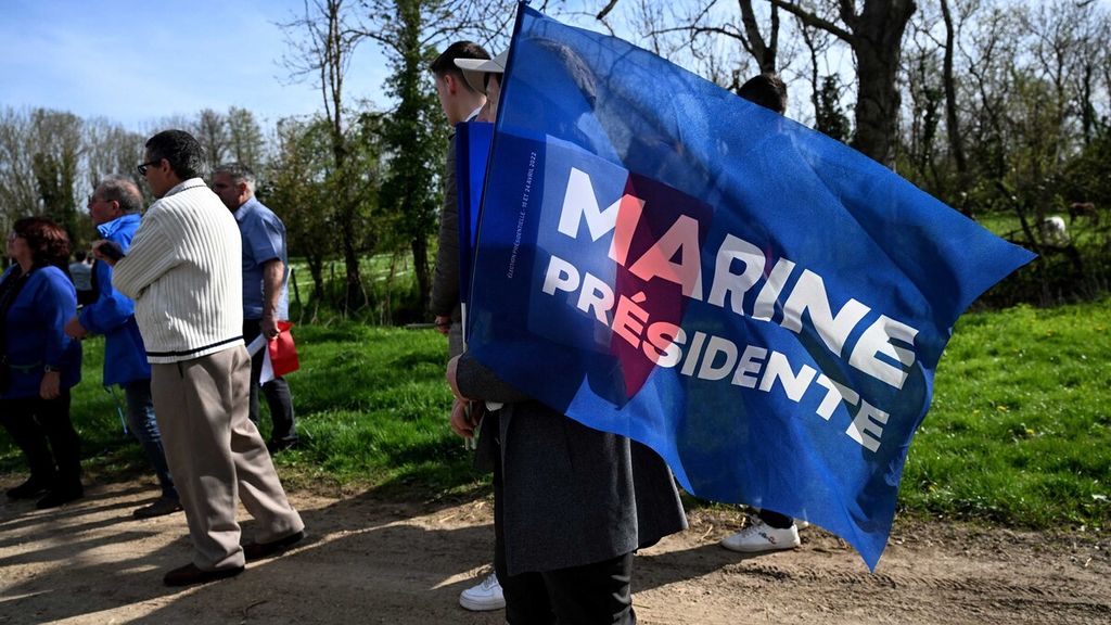 Pendukung kandidat presiden partai sayap kanan Marine Le Pen saat berkampanye untuk putaran kedua pemilihan presiden Perancis di Soucy, Burgundy, Senin (11/4/2022) 