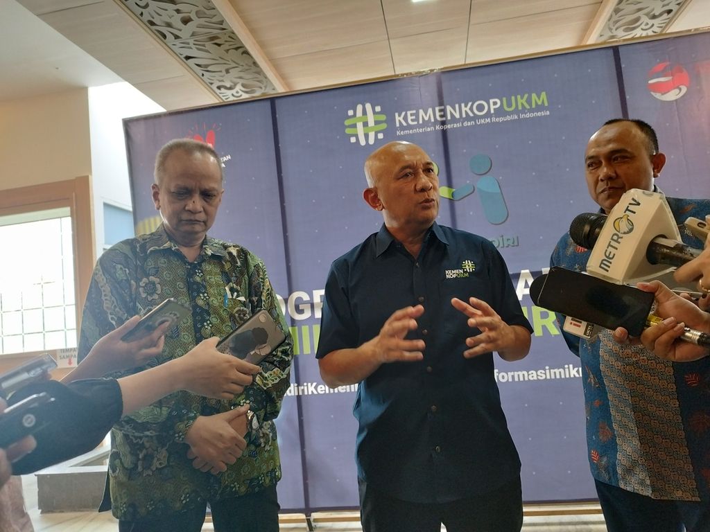 Menteri Koperasi dan Usaha Kecil Menengah Teten Masduki (tengah) memberikan penjelasan kepada wartawan mengenai pentingnya inkubasi untuk menaikkan level para pelaku usaha mikro, kecil, dan menengah menjadi wirausaha di Gedung Kementerian Koperasi dan UKM, Jakarta, Jumat (19/5/2023).