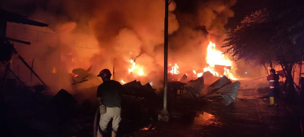 Kebakaran Pasar Karangketug, Pasuruan, Jatim, Rabu (4/11/2020) malam. Puluhan kios ludes terbakar.