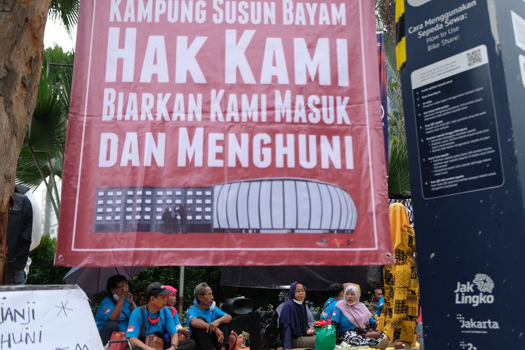 Spanduk tuntutan warga Kampung Bayam saat melakukan aksi di depan Balai Kota DKI Jakarta, Jakarta Pusat, Jumat (2/12/2022). 