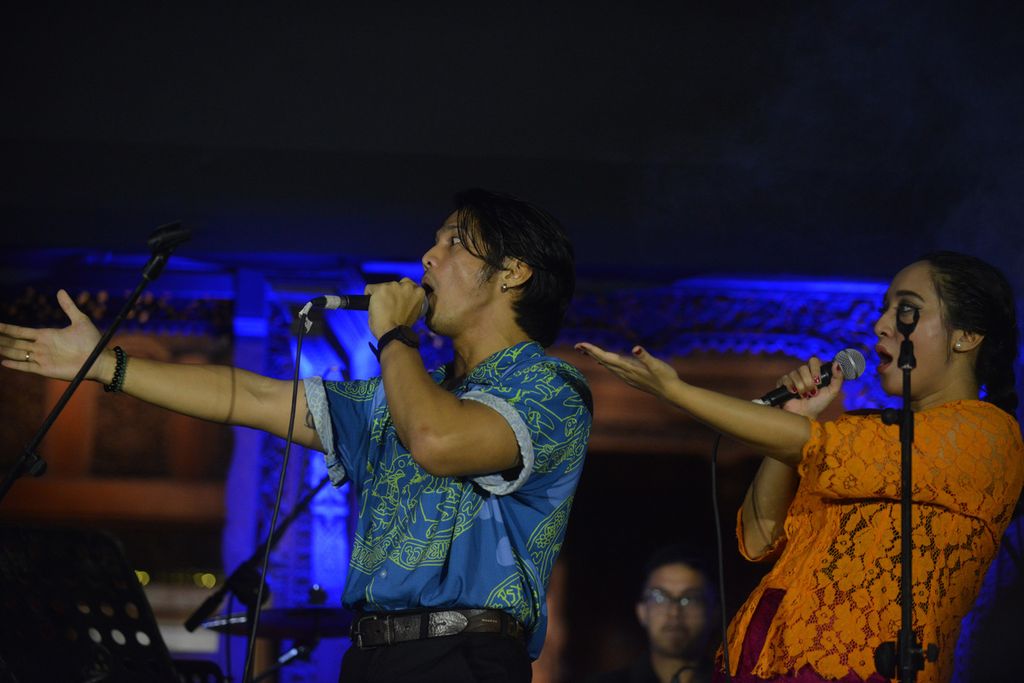 Vokalis Nidji Ubay dan penyanyi Bella Fawzi (kiri ke kanan) bernyanyi bersama dalam acara "Gitaris untuk Negeri: Donasi Gempa Cianjur" di Bentara Budaya Jakarta, Jakarta Pusat, Rabu (7/12/2022).
