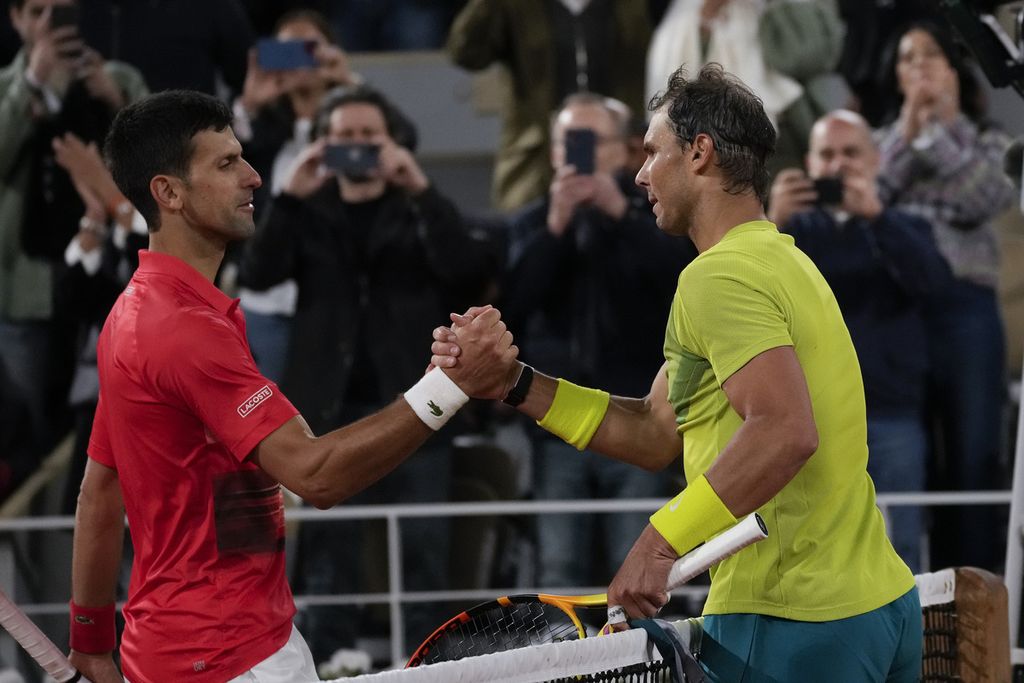 Petenis Serbia Novak Djokovic memberi selamat kepada petenis Spanyol Rafael Nadal usai laga babak perempat final Perancis Terbuka di Stadion Roland Garros, Paris, Rabu (1/6/2022). Nadal memenangi laga itu dengan skor 6-2, 4-6, 6-2, 7-6 (7-4).