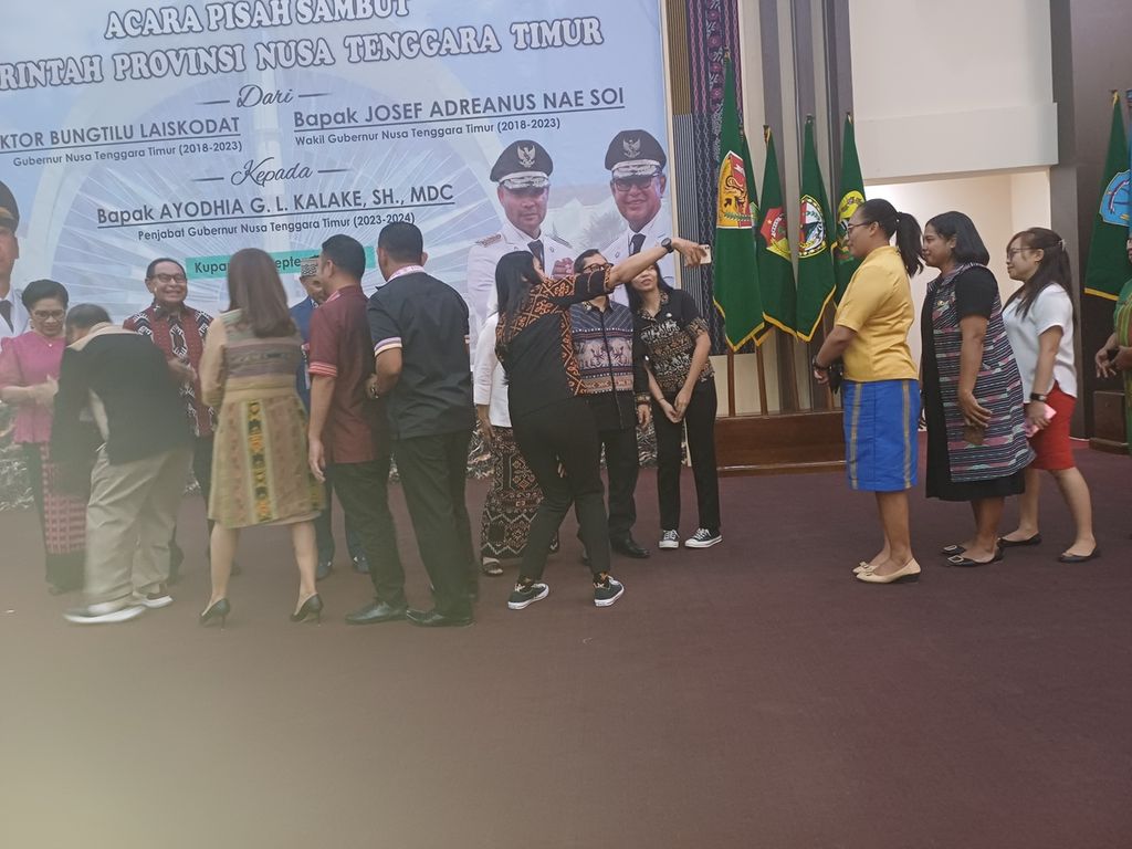 Para ASN di lingkungan Pemprov NTT dan tamu undangan berjabat tangan dengan mantan gubernur-wagub NTT, Viktor-Joseh dan Pj gubernur  Ayodhia Kalake pada acara pisah sambut di Kupang, Jumat (8/9/2023). Sejumlah ASN langsung minta <i>selfie</i> dengan penjabat gubernur.