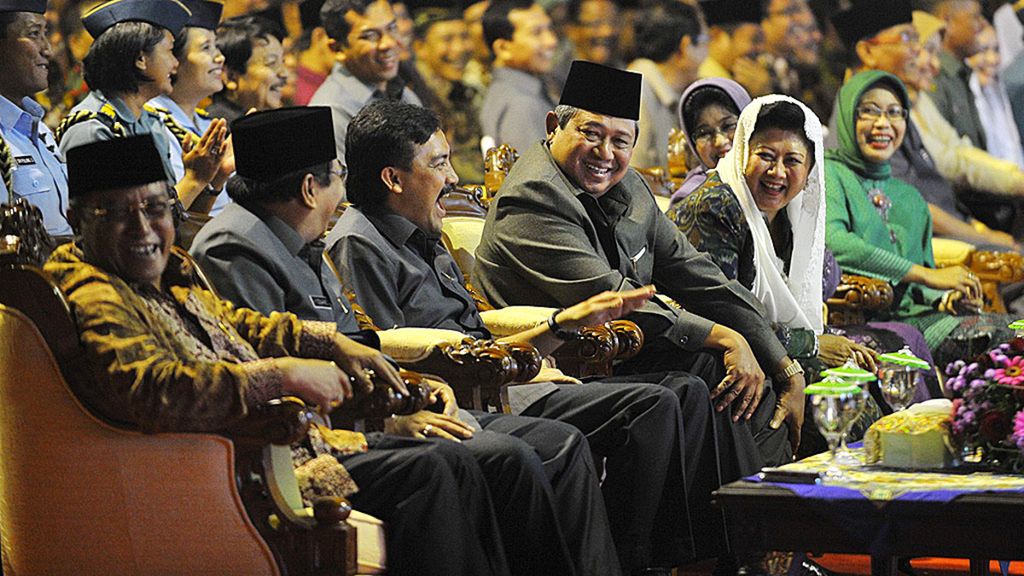 Andi Mallarangeng (ketiga dari kiri) saat masih menjabat Menteri Pemuda dan Olahraga bersama Presiden ke-6 RI Susilo Bambang Yudhoyono saat pembukaan Kongres XIV Gerakan Pemuda Ansor di Markas Kodam V/Brawijaya, Surabaya, Jawa Timur, Kamis (13/1/2011).
