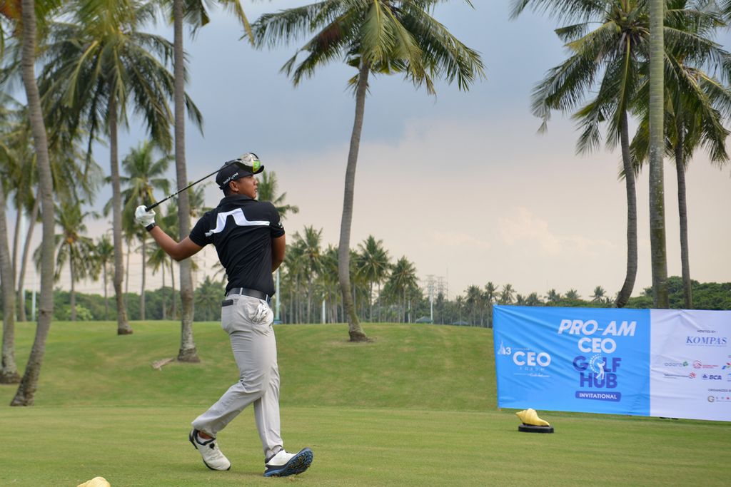 Pegolf profesional Naraajie Emerald memukul bola golf di Damai Indah Golf PIK Course, Jakarta Utara, Kamis (26/1/2023). Harian <i>Kompas</i> menggelar turnamen CEO Golf Hub sebagai rangkaian penutup Kompas100 CEO Forum ke-13 Powered <i>by</i> East Ventures. 