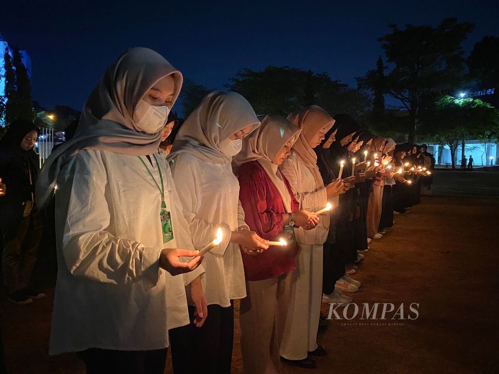  Mahasiswa Fakultas Kedokteran Universitas Diponegoro menggelar aksi solidaritas dengan menyalakan lilin dan berdoa bersama di Lapangan Widya Puraya Undip, Senin (2/9/2024) malam. Dalam aksi itu, mereka menuntut agar kasus meninggalnya ARL (30), mahasiswi PPDS Anestesi Undip yang diduga menjadi korban perundungan, diusut tuntas.