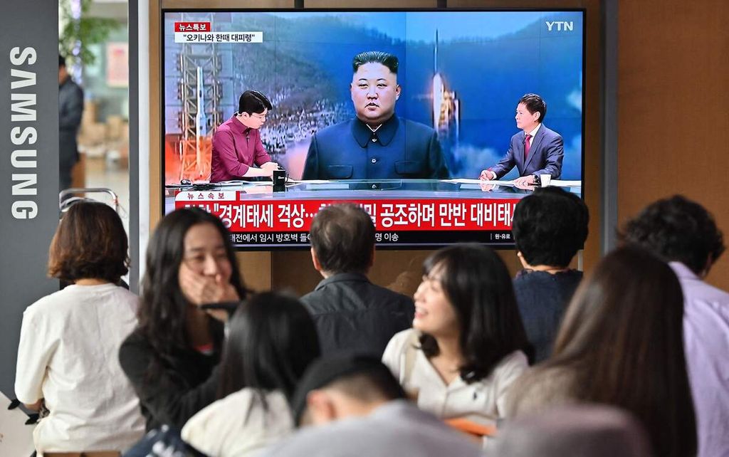 Warga di salah satu stasiun di Kota Seoul, 31 Mei 2023, menyaksikan layar televisi yang menyiarkan Pemimpin Korea Utara Kim Jong Un pada peluncuran misi ruang angkasa. Oleh Pemerintah Korea Selatan, misi itu disebut berupa satelit mata-mata.  