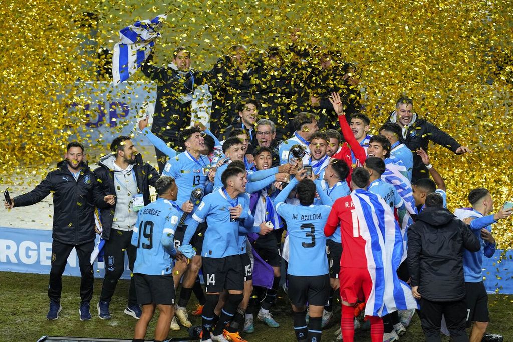 Para pemain Uruguay merayakan gelar juara Piala Dunia U-20 2023 di Stadion Diego Maradona di La Plata, Argentina, Senin (12/6/2023). Kemenangan Uruguay dengan skor 1-0 itu mengakhiri dominasi tim-tim Eropa yang meraih juara dalam empat turnamen terakhir. 