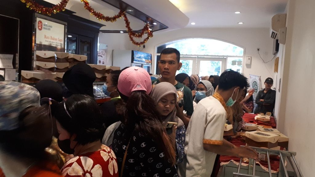 Kondisi antrean di dalam toko kue Holland Bakery di Kebon Jeruk, Jakarta Barat, Sabtu (28/1/2023).