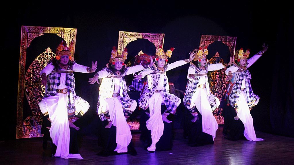  Tari Somya  dengan  lima penari lelaki.