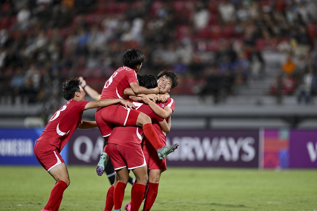 Pemain tim putri Korea Utara U-17 merayakan gol dalam laga final Piala Asia Putri U-17 2024 melawan Jepang di Stadion Kapten I Wayan Dipta, Gianyar, Bali, Indonesia, Minggu (19/5/2024).