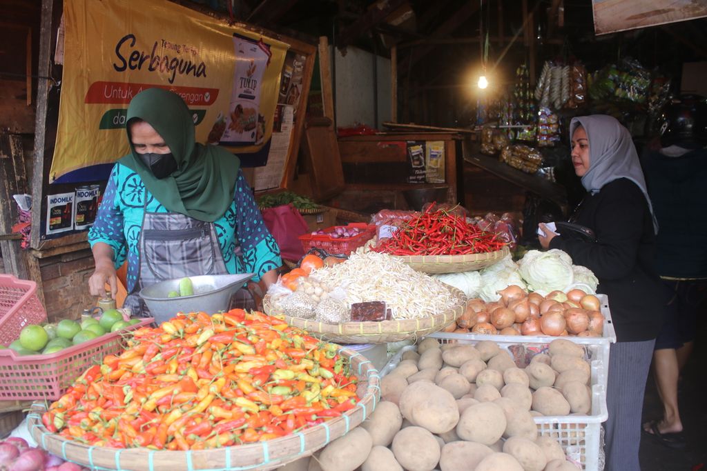 Aktivitas jual beli di Pasar Kiaracondong, Kota Bandung, Jawa Barat, Selasa (28/3/2023). Di pasar ini, kenaikan harga bahan pokok seperti cabai dan bawang mulai terasa dalam beberapa pekan terakhir.