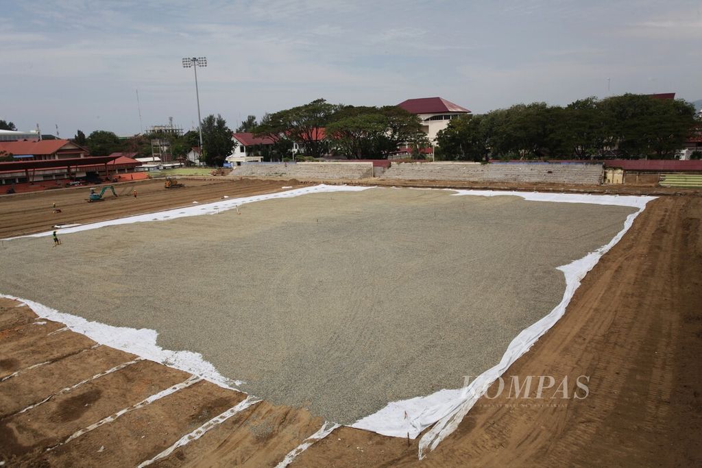 Renovasi Stadion Dimurthala, Lampineung, Kota Banda Aceh, yang disiapkan untuk pertandingan sepak bola putra.