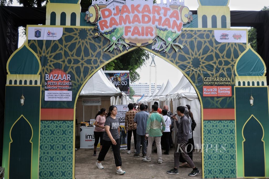 Suasana Djakarta Ramadhan Fair 2024 di Taman Lapangan Banteng, Jakarta Pusat, Jumat (15/3/2024).