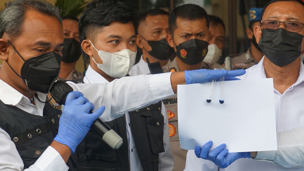 Tim Laboratorium Forensik Cabang Palembang menunjukan hasil uji coba sampel 16 kilogram barang bukti pada konferensi pers di Mapolda Sumsel, Rabu (2/2/2022). Sabu itu diduga berasal dari Myanmar dan diselundupkan melalui Malaysia dan masuk ke Indonesia melalui pesisir timur Sumatera.