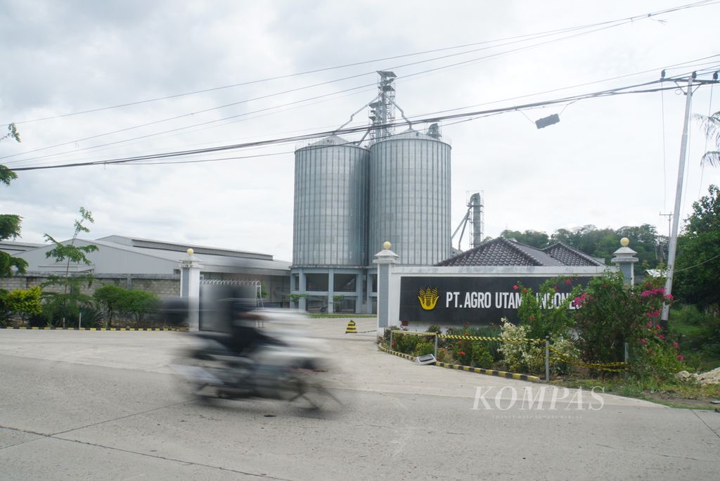 Pengendara melintas di depan gudang pengumpul jagung hibrida PT Agro Utama Indonesia di Pulubala, Kabupaten Gorontalo, Provinsi Gorontalo, Kamis (30/11/2023). Ada enam gudang pengumpul jagung hibrida di kecamatan tersebut.