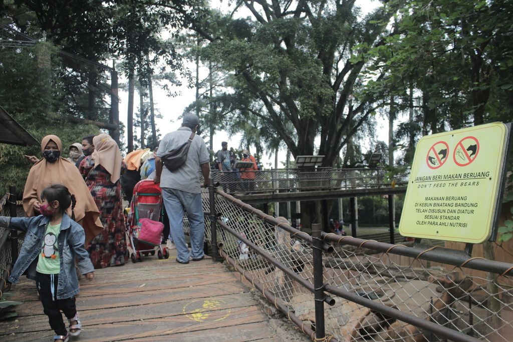 Sejumlah pengunjung memadati jalur yang melewati kandang terbuka beruang madu di Bandung Zoological Garden (Bazooga) atau Kebun Binatang Bandung, Kecamatan Coblong, Kota Bandung, Jumat (14/5/2021).