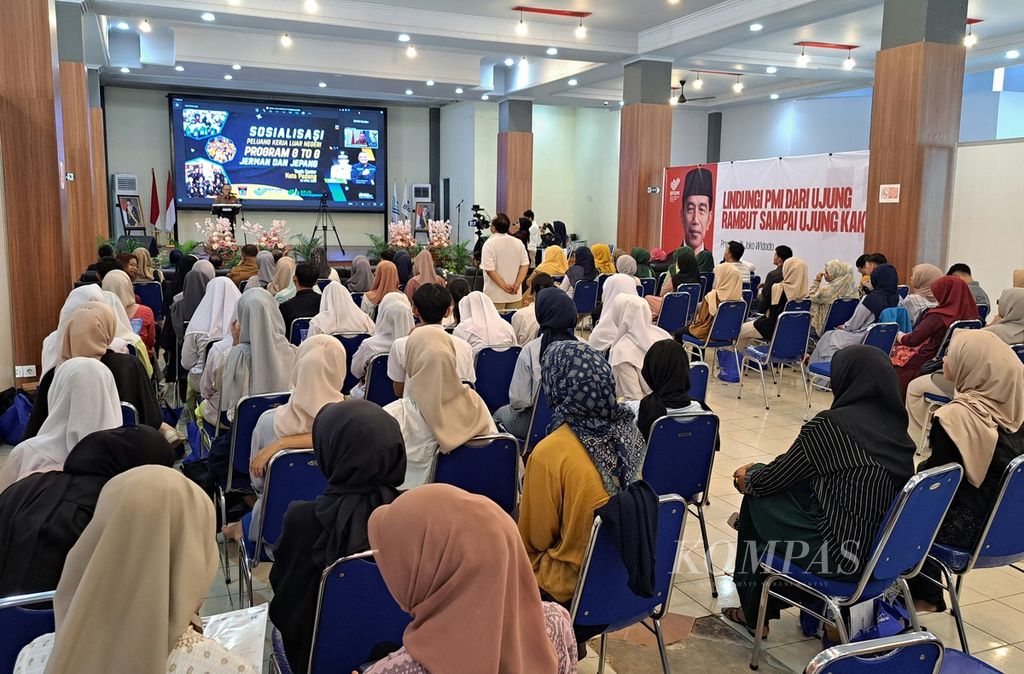 Mahasiswa dan alumni jurusan keperawatan dari sejumlah perguruan tinggi mengikuti Sosialisasi Peluang Kerja Luar Negeri Program G to G Jepang dan Jerman yang diadakan BP3MI Sumatera Barat di Padang, Sumbar, Selasa (30/4/2024). 
