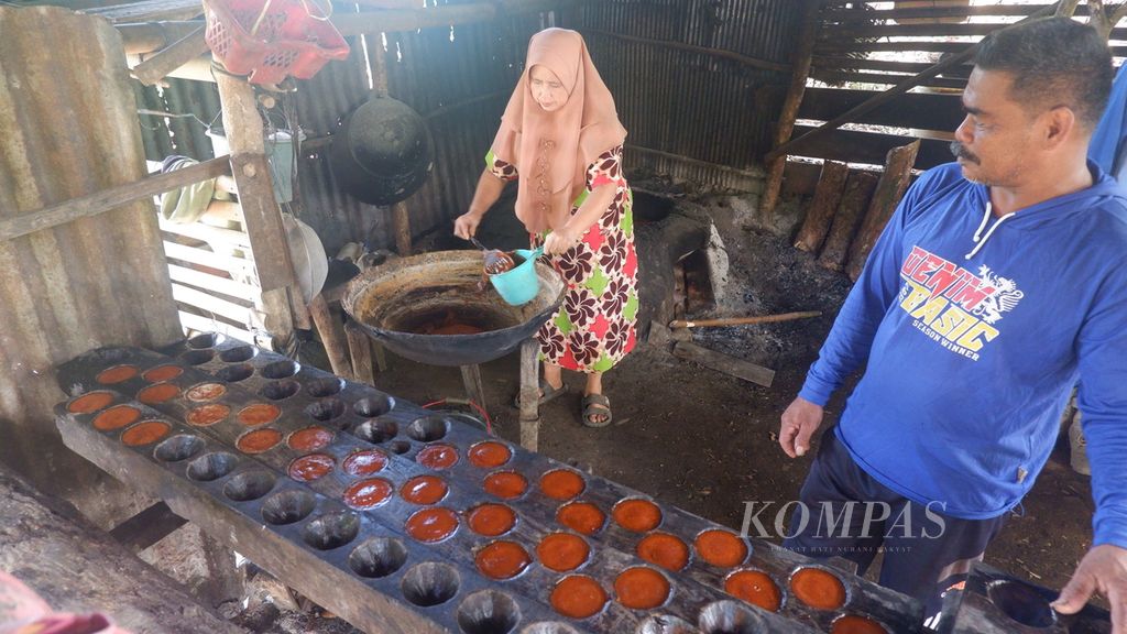 Pasangan suami istri Baharuddin (60) dan Hasnawati (52) membuat gula aren di kawasan Bukit Mamake, Desa Sarang Tiung, Kecamatan Pulau Laut Sigam, Kabupaten Kotabaru, Kalimantan Selatan, Selasa (5/7/2022).