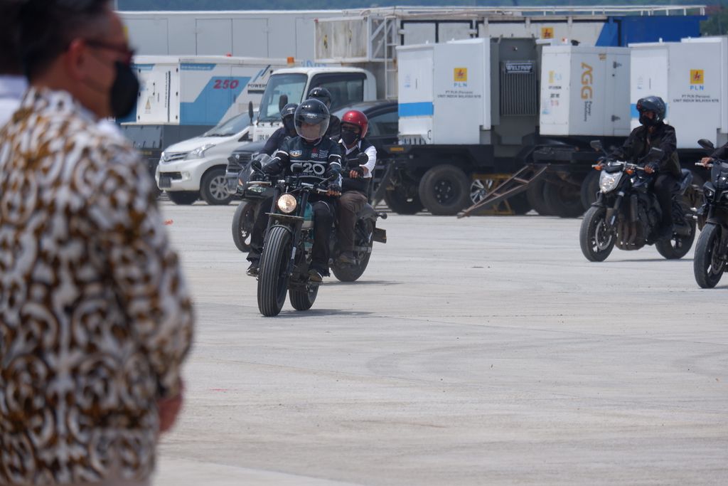 Presiden Joko Widodo yang menggunakan motor <i>custom </i>dari basis Kawasaki W175 dari Katros Garage tiba di Sirkuit Internasional Jalan Raya Pertamina Mandalika saat kunjungan kerja ke Kawasan Ekonomi Khusus Mandalika, Pujut, Lombok Tengah, Nusa Tenggara Barat, Kamis (13/1/2022). Dalam kunjungan tersebut, Presiden menyatakan, Indonesia siap menjadi tuan rumah perhelatan balap MotoGP yang akan berlangsung di Sirkuit Mandalika pada 18-20 Maret 2022.