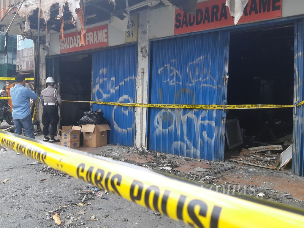 Tim Puslabfor Bareskrim Polri melakukan olah tempat kejadian perkara di toko pigura Saudara Frame &amp; Gallery yang terletak di Mampang Prapatan, Jakarta Selatan, Senin (22/4/2024). Kebakaran yang terjadi pada Kamis (18/4/2024) ini menewaskan 7 orang. 