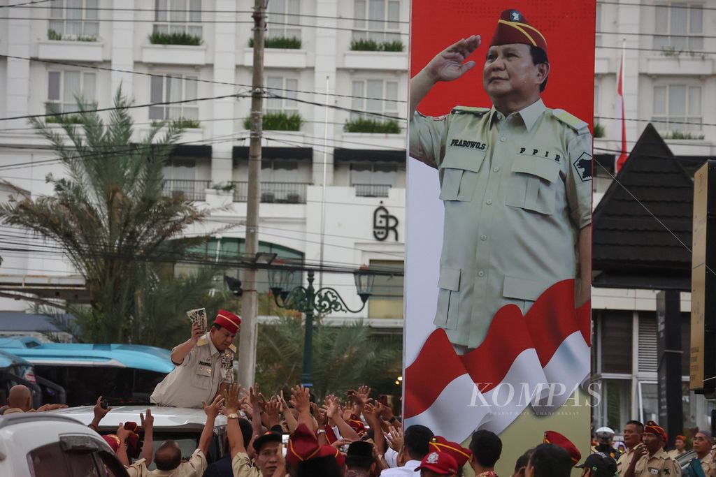 Ketua Umum Partai Gerindra Prabowo membagikan kaus seusai menghadiri acara reuni dan halalbihalal purnawirawan yang digelar oleh Purnawirawan Pejuang Indonesia Raya (PPIR) di Jogja Expo Center, Bantul, DI Yogyakarta, Rabu (3/5/2023). 