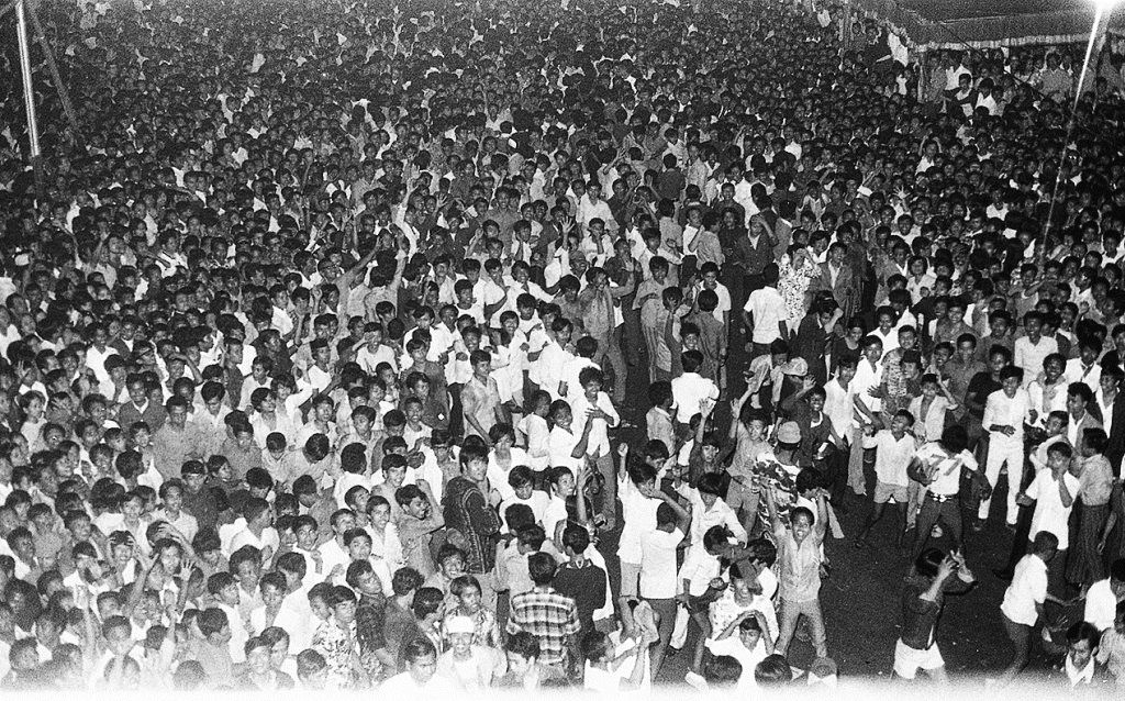 Jalan MH Thamrin menjadi lautan manusia, Rabu (21/6/1972) malam. Bang Ali hadir di panggung depan Sarinah, Jakarta.