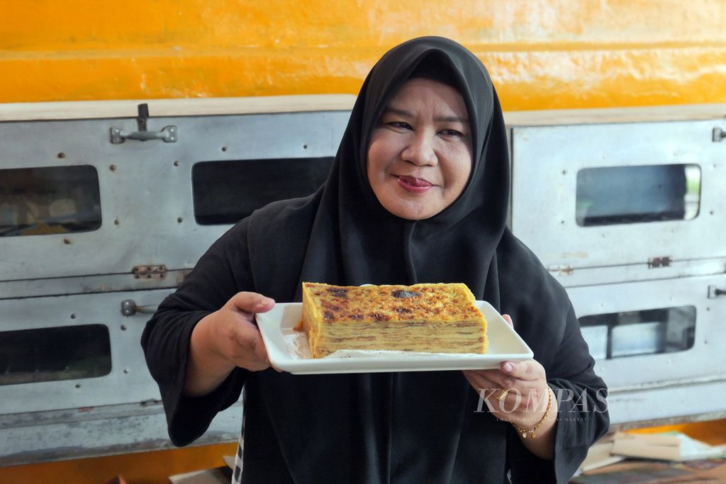 Pemilik toko kue Bunda Rayya, Yus Elisa menunjukkan kue maksuba di tokonya di Palembang, Sumatera Selatan, Kamis (4/4/2024). 