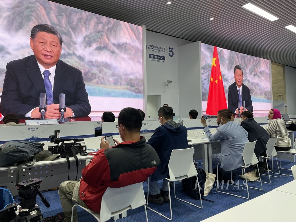 Presiden China, Xi Jinping, mendorong investasi asing dan berkomitmen membuka diri pada dunia. Ini disampaikan Xi ketika berpidato pada pembukaan China International Import Expo (CIIE), Jumat (4/11/2022), di Shanghai, China.