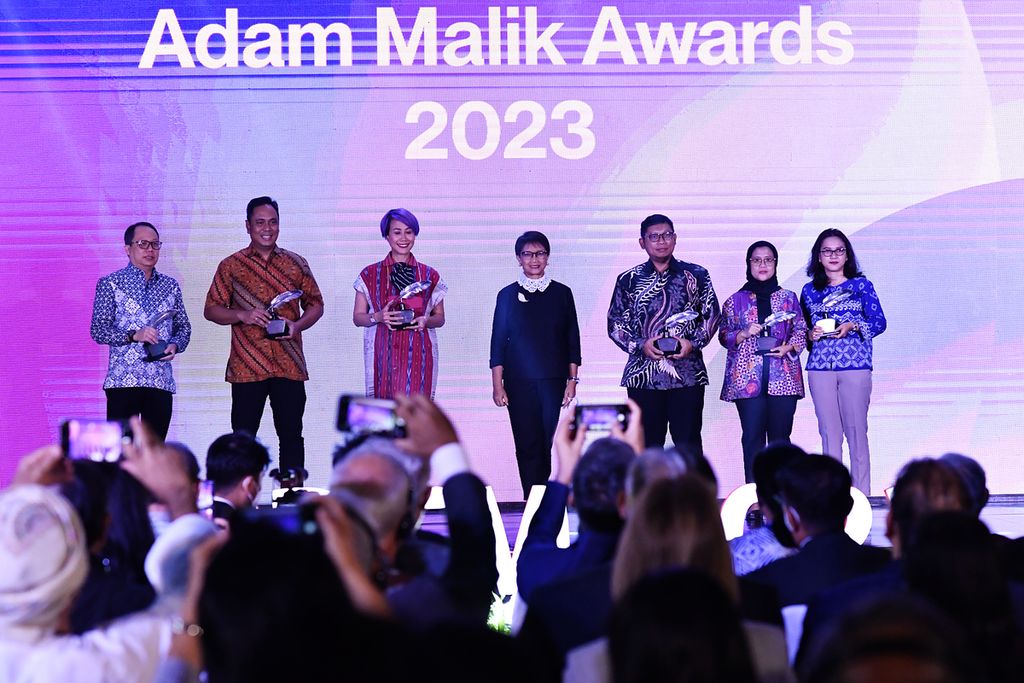 Menteri Luar Negeri Retno Marsudi (tengah) berfoto bersama pemenang Adam Malik Awards 2023 di Jakarta, Rabu (11/1/2023).