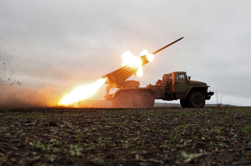 Peluncur roket multilaras (MLRS) BM-21 Grad Ukraina menembakkan roket ke arah pasukan Rusia pada 27 November 2022 di Bakhmut, Donetsk